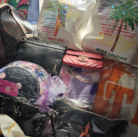 Luxury Colab @greenbergphylli & @pikaki7 Purses, Wallets, Jewelry & More! - Picture 12 of 16